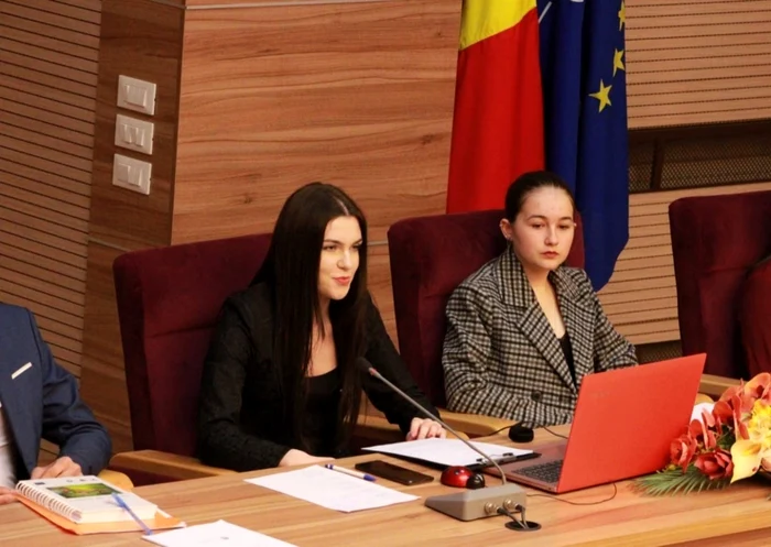 Alexia Nica(în centrul imaginii), preşedintele Consiliului Judeţean al Elevilor Călăraşi FOTO Arhivă personală