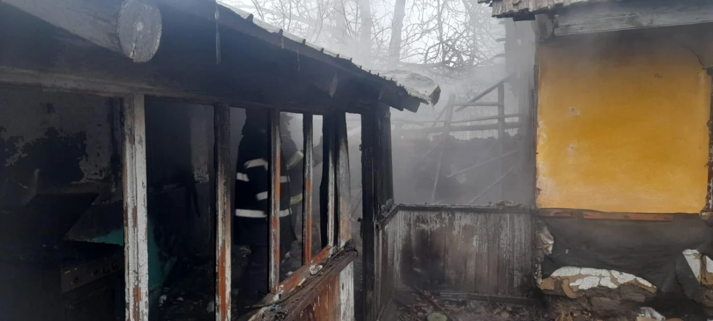 Pompierii au intervenit pentru stingerea incendiului FOTO ISU Ialomiţa