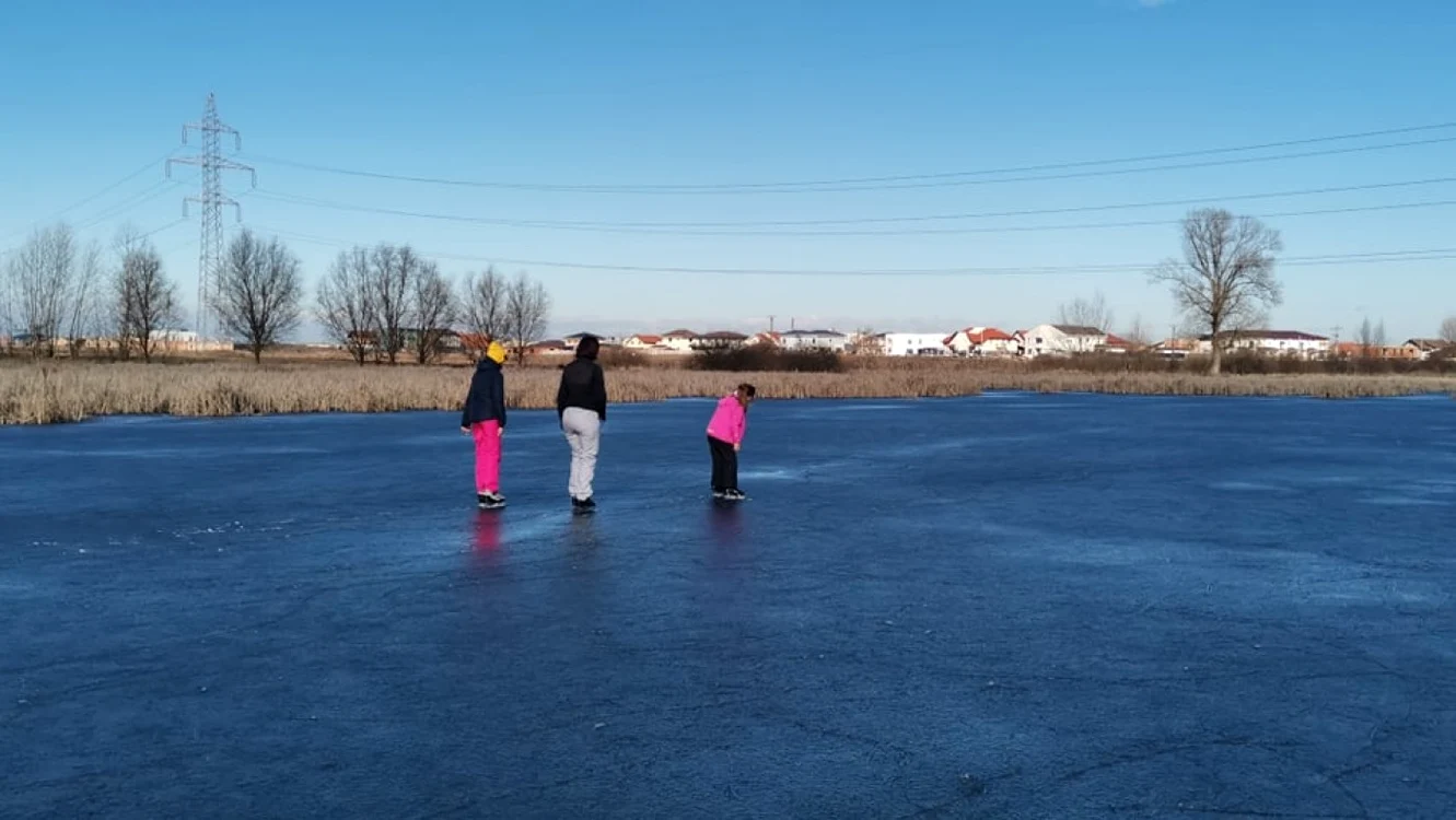 Lacul de lângă Timişoara a devenit patinoar natural FOTO Ş.Both
