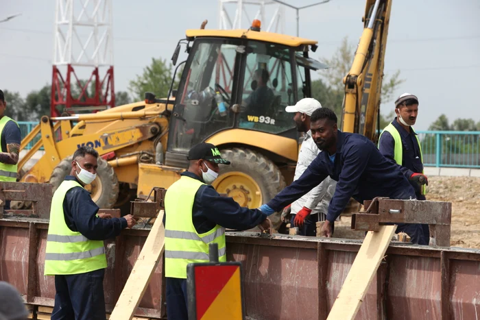 După ce vin de la munca de pe șantier, indienii se relaxează la o partidă de cărți