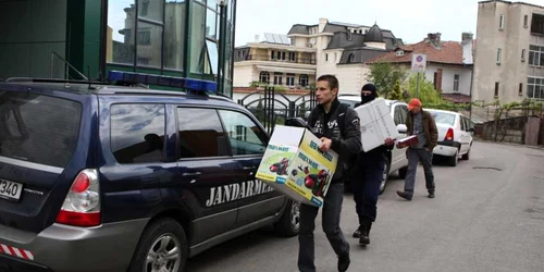 Jandarmii au confiscat marfa furata din magazine