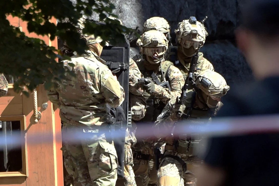 
    Poliția din Ucraina a arestat un bărbat care amenința că va detona o grenadă în clădirea guvernuluiFoto: AFP  