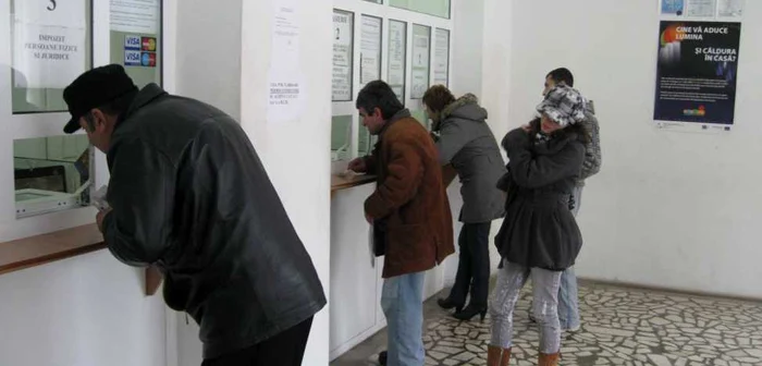 Deşi era grevă, au fost deschise câteva ghişee pentru ca cei care au venit să-şi plătească impozitele să nu aştepte afară