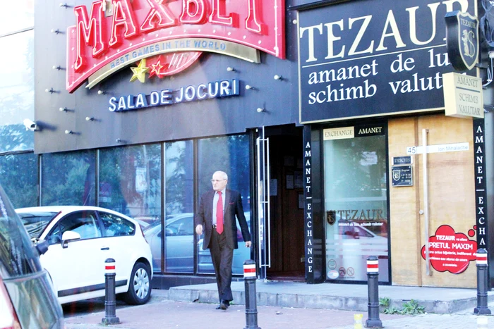 
    Septembrie 2014. Nelu Ploieşteanu a stat mai bine de trei ore la jocurile de noroc şi a plecat fără să-şi viziteze familiaFoto: BLITZ  