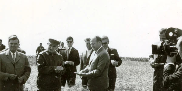 Nicolae Ceauşescu - vizită agricolă / FOTO Fototeca online a comunismului românesc (fototeca.iiccmer.ro)