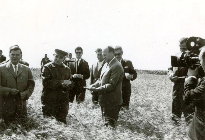 Nicolae Ceauşescu - vizită agricolă / FOTO Fototeca online a comunismului românesc (fototeca.iiccmer.ro)