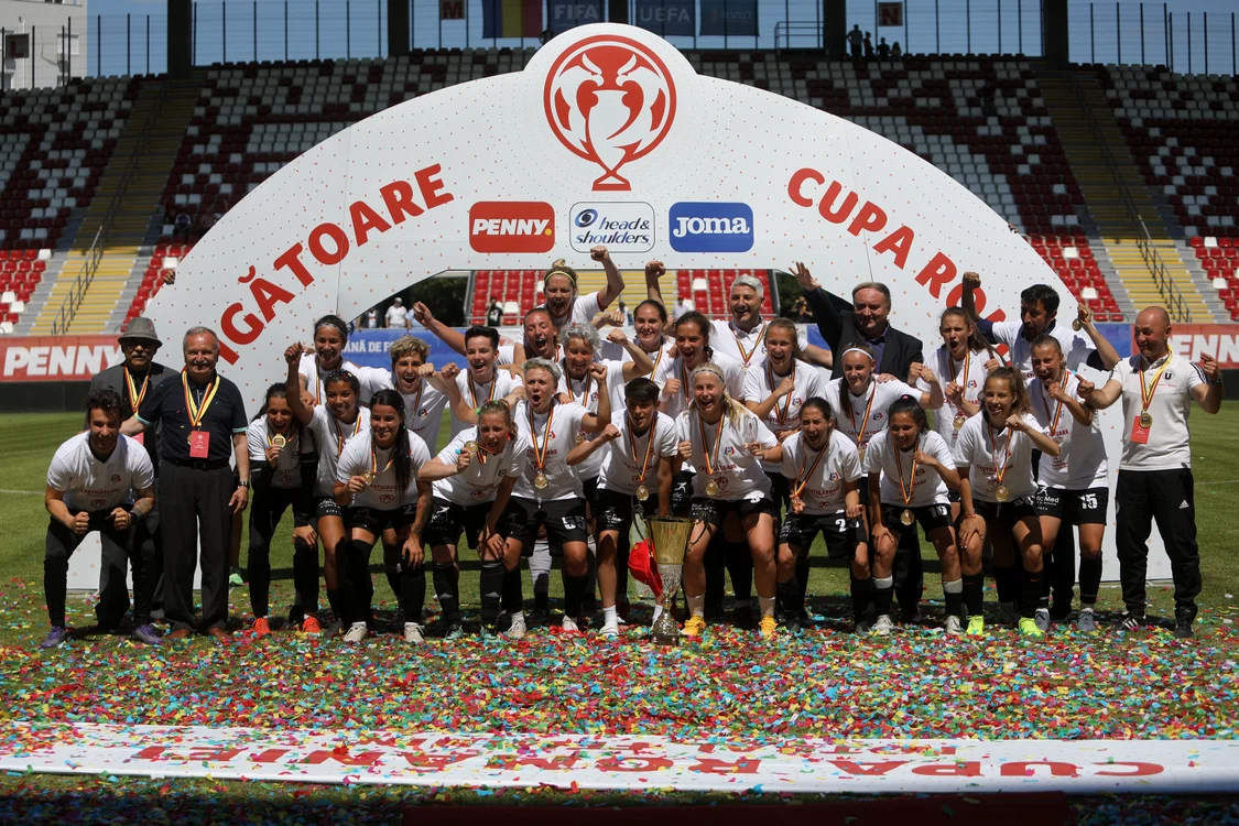 
    Clujencele au primit trofeul după finala Cupei RomânieiFoto: sportpictures.eu  