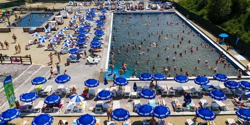 Ștrandul Alb Albastru de la Ocnița în stațiunea Ocnele Mari din Vâlcea Foto Remus Sasu