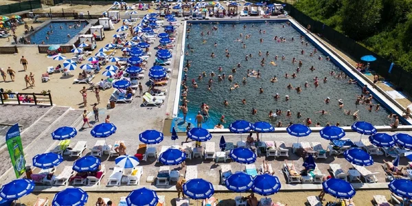 Ștrandul Alb Albastru de la Ocnița în stațiunea Ocnele Mari din Vâlcea Foto Remus Sasu