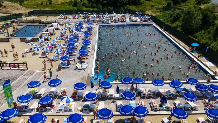 Românii caută răcoare la piscine sau ştranduri. Foto arhivă