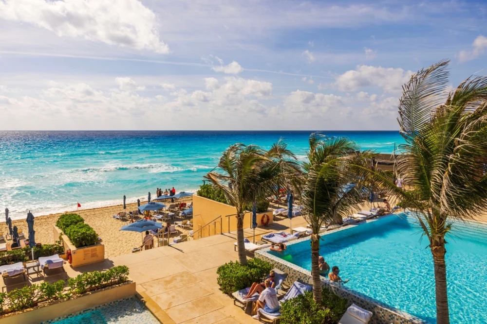 „Lux pe valuri” pentru bogații lumii: iahturile lui Jeff Bezos și Mark Zuckerberg domină Caraibele de Revelion