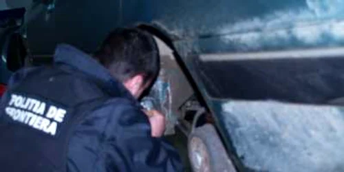 Poliţiştii de frontieră au depistat o maşină care avea containere speciale pentru ţigări sub praguri