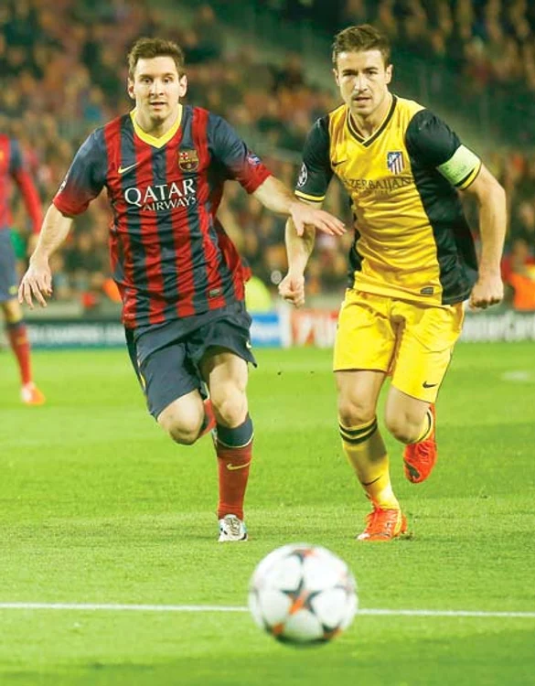 
    Messi şi Gabi  Fernandez, într-un  duel umăr la umăr  în meciul de  marţi seara (Foto: Reuters)  