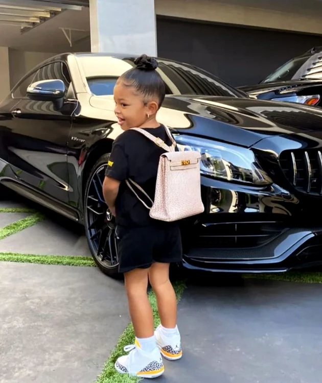 Fiica ei, Stormi, a mers la școală cu un ghiozdan Hermès (Foto: Instagram)