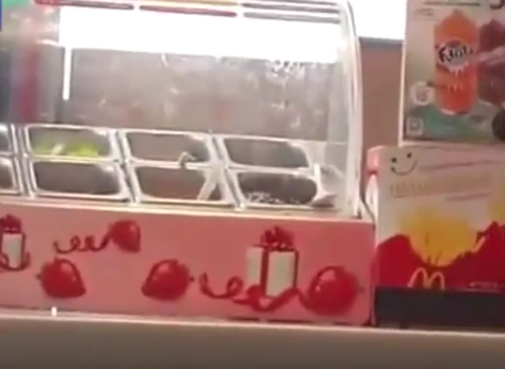 
    Camerele de supraveghere au surprins un șobolan pe recipientele de sosuriFoto Youtube  