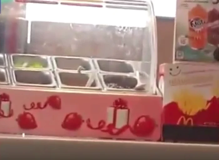 Camerele de supraveghere au surprins un șobolan pe recipientele de sosuriFoto Youtube