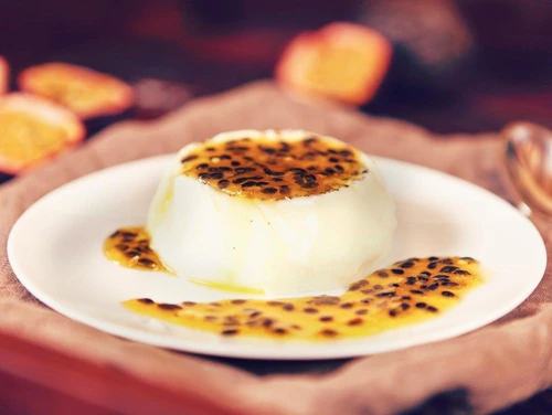 Panna cotta cu fructul pasiunii jpeg