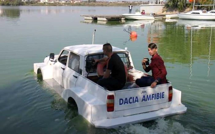 Dacia amfibie lansată la apă pe lacul Siutghiol de studenţii de la Universitatea Maritimă Constanţa Foto mediafax