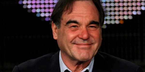Oliver Stone stârneşte controverse în istorie 
