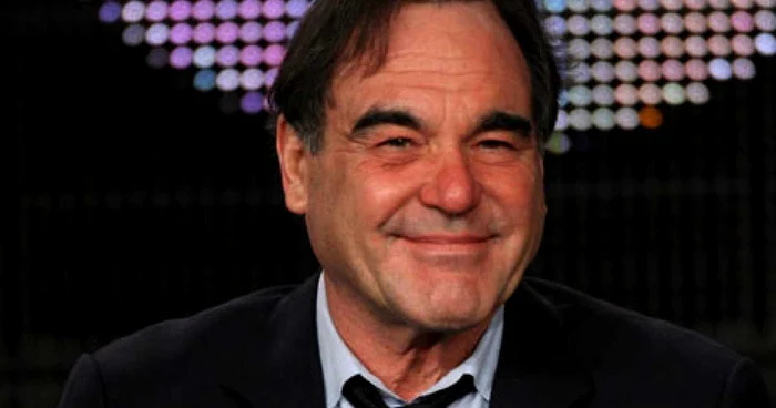 Oliver Stone stârneşte controverse în istorie 