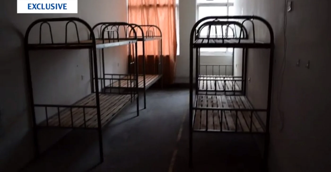 Reporterii Publicaţiei „Daily Mail” au avut ocazia să filmeze interiorul complexului muncitoresc din Shanghai al companiei Pegatron, unul dintre cei mai mari furnizori Apple. Captură Daily Mail
