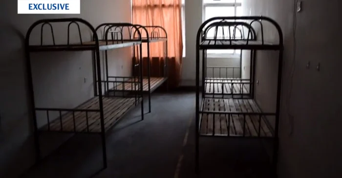 Reporterii Publicaţiei „Daily Mail” au avut ocazia să filmeze interiorul complexului muncitoresc din Shanghai al companiei Pegatron, unul dintre cei mai mari furnizori Apple. Captură Daily Mail