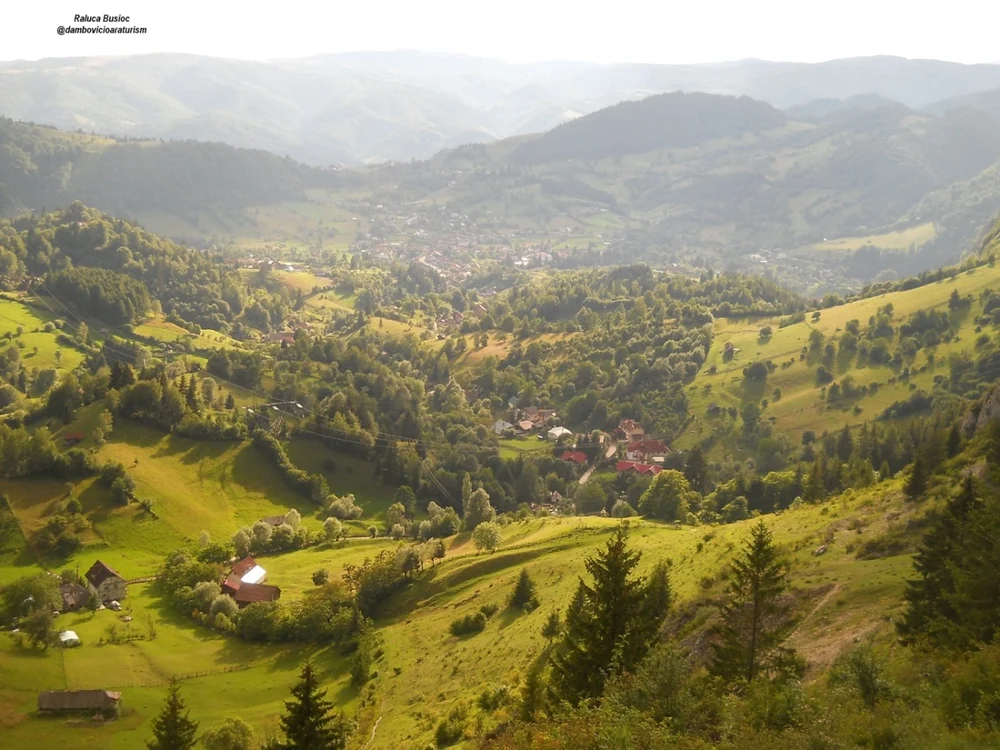Vedere către satul Podu Dâmboviţei, comuna Dâmbovicioara Foto: Centrul de Informare şi Promovare Turistică Dâmbovicioara