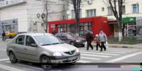 Pe trecerea de pietoni au loc, în acelaşi timp, pietonii şi şoferii