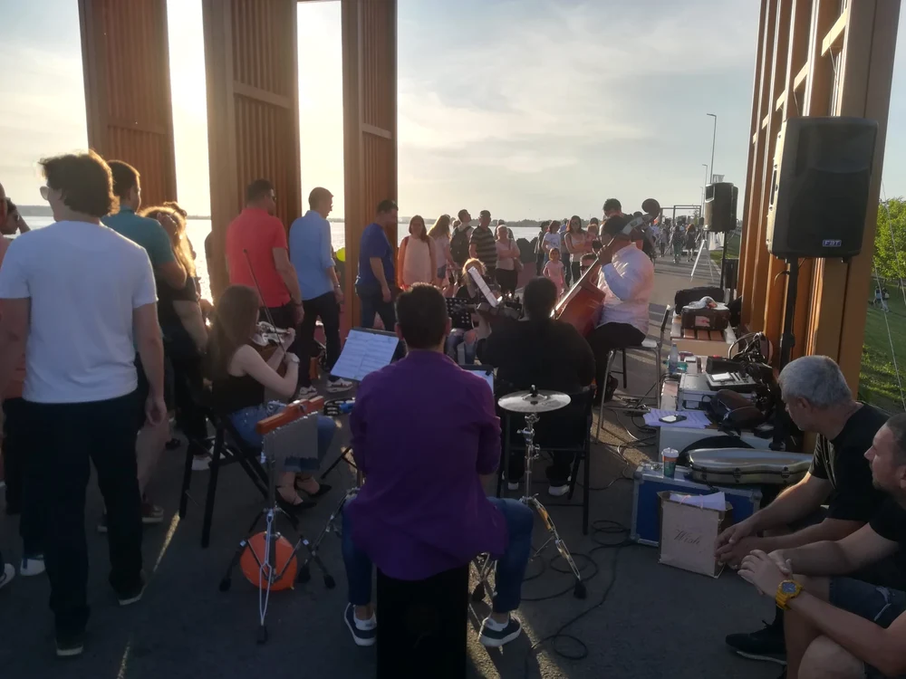 Oamenii care s-au plimbat pe promenada de la Lacul Morii au fost întâmpinați cu muzică