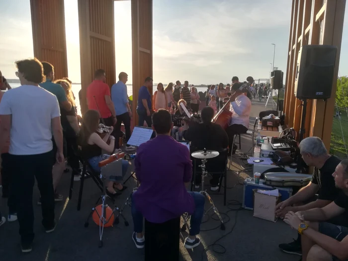 Oamenii care s-au plimbat pe promenada de la Lacul Morii au fost întâmpinați cu muzică