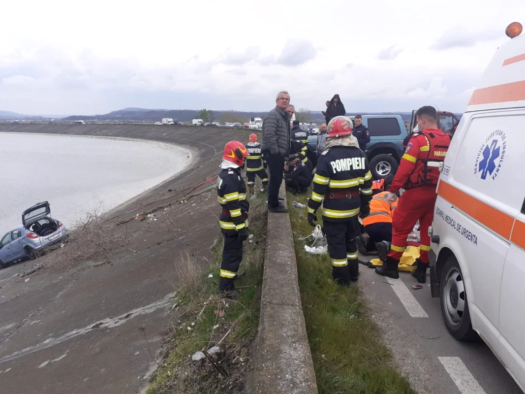 O maşină a căzut într-un lac de acumulare de pe râul Olt în Vâlcea - şoferiţa a murit iar pasagerul s-a salvat Foto ISU Vâlcea