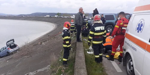 O maşină a căzut într-un lac de acumulare de pe râul Olt în Vâlcea - şoferiţa a murit iar pasagerul s-a salvat Foto ISU Vâlcea