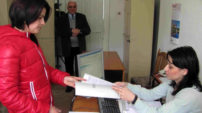 Părinţii au venit să-şi înscrie copiii