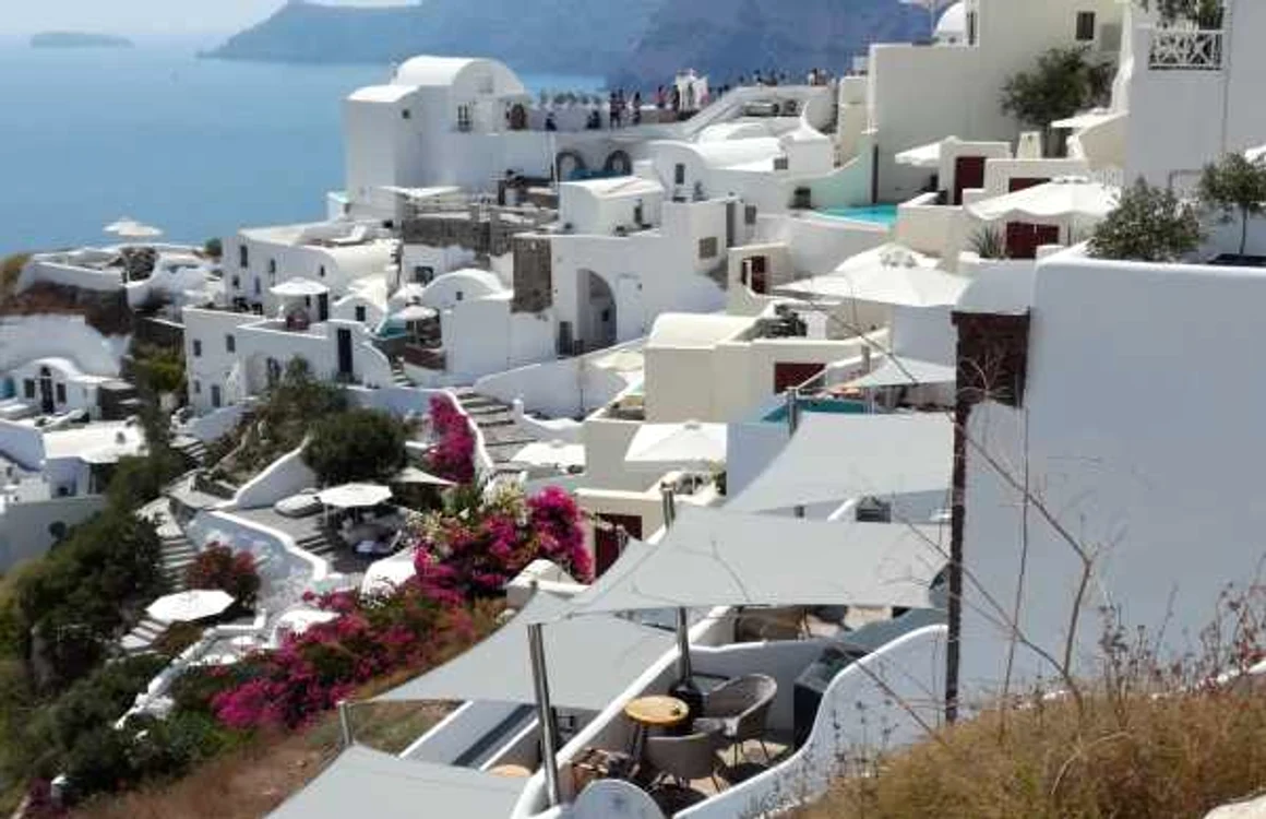 Staţiunea grecească Oia - Santorini pe timp de zi Foto Daciana Stoica