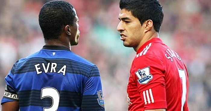 Uruguayanul Suarez (dreapta) l-a jignit pe francezul Evra. Foto: kooora.com