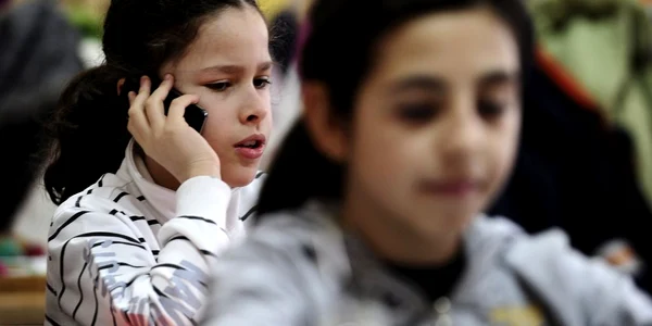 Unul din trei copii de până în 10 ani din Marea Britanie are telefon mobil
