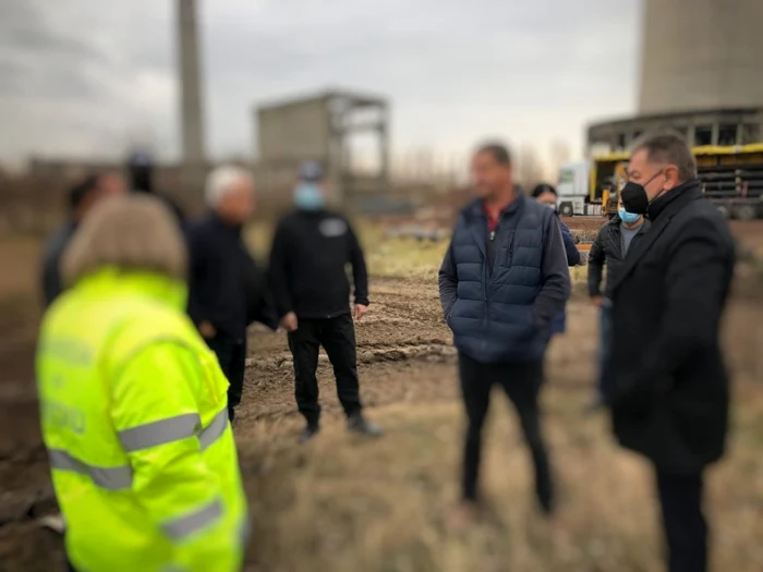 Activitate ilegală pe domeniul public al Piteştiului, în zona CET SUD: conducte decapate cu flacără deschisă pentru vânzare în Austria