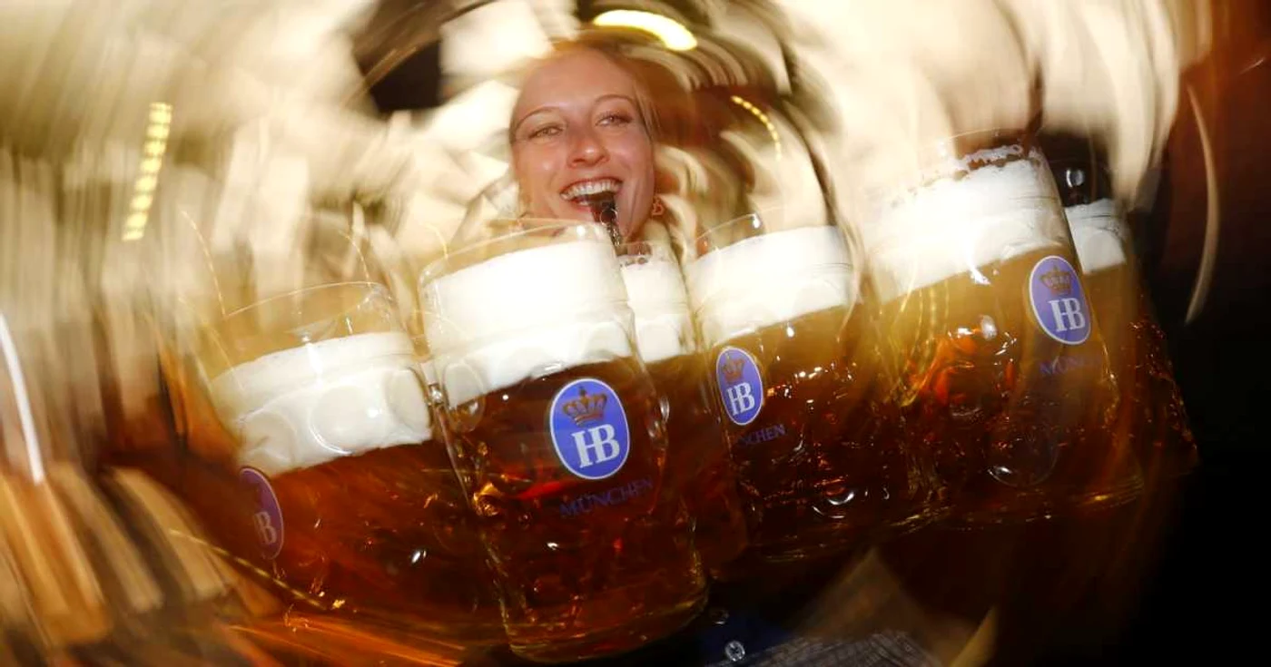 Din cele 12.000 de persoane care lucrează la Oktoberfest, 1.600 sunt numai chelneriţe costumate în celebrul port bavarez FOTO Reuters