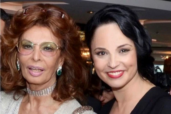 A realizat multe interviuri cu personalitățile lumii, printre care și cu actrița Sophia Loren