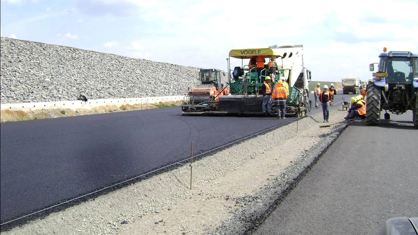 
    164 km de drumuri expres și de autostrăzi sunt în lucuru, printre care și o porțiune din Autostrada Transilvania  