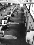 Linia de asamblare a avionului Messerschmitt Bf 109 (© Bundesarchiv, Bild 101I-638-4221-06 / Höss / CC-BY-SA 3.0)