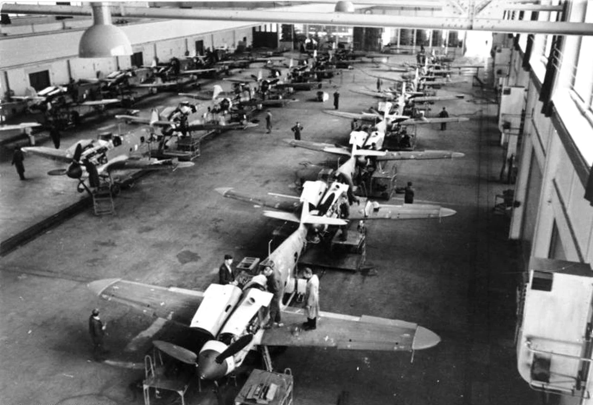 Linia de asamblare a avionului Messerschmitt Bf 109 (© Bundesarchiv, Bild 101I-638-4221-06 / Höss / CC-BY-SA 3.0)