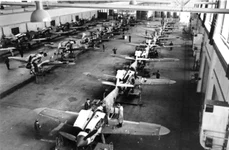 Linia de asamblare a avionului Messerschmitt Bf 109 (© Bundesarchiv, Bild 101I-638-4221-06 / Höss / CC-BY-SA 3.0)