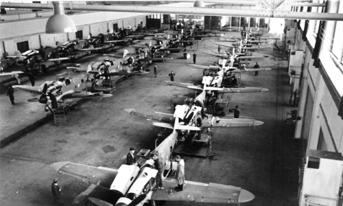 Linia de asamblare a avionului Messerschmitt Bf 109 (© Bundesarchiv, Bild 101I-638-4221-06 / Höss / CC-BY-SA 3.0)