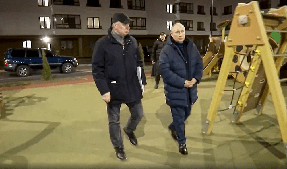 Discuțiile despre sosiile lui Putin revin după vizita la Mariupol: „Adevăratul Putin era de Crăciun, singur în biserică”