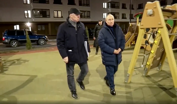 Vladimir Putin (în dreapta imaginii) în timpul vizitei la Mariupol FOTO Profimedia