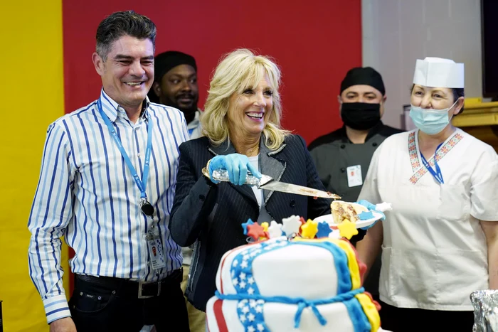Jill Biden taie tortul pregătit de o româncă FOTO: Profimedia
