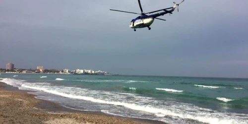 Elicopterul Poliţiei survolând plaja litoralului la Venus Foto Sînziana Ionescu