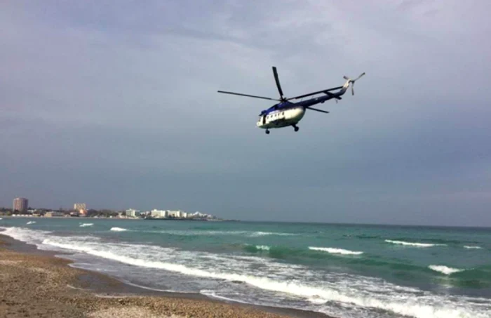 Elicopterul Poliţiei survolând plaja litoralului la Venus Foto Sînziana Ionescu