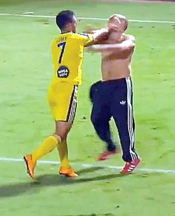 
    Zahavi s-a bătut ca la un meci de K1 cu fanul intrat pe terencaptura video  
